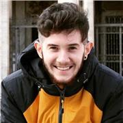 Joven apasionado y comprometido profesor de matemáticas esenciales